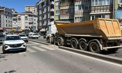 Maltepe’de hafriyat kamyonu yaya geçidindeki çifte çarptı