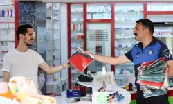 İzmir Narlıdere Belediyesi esnafa bayrak dağıttı