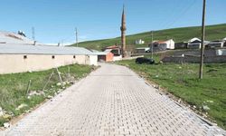 Ağrı’da Kumlugeçit köyünde kilit parke taşı çalışması