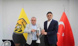 Aliağaspor FK, şampiyonluk kupasını aldı