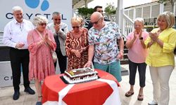 Alman turist çifte 30 yıllık sadakat plaketi