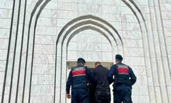 Aranan şahıs jandarmadan kaçamadı