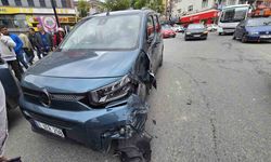 Beton mikseri ile hafif ticari araç çarpıştı