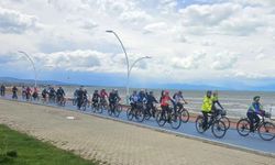 Beyşehir Gölü’nde yaşanan şiddetli kuraklığa dikkat çekmek için pedal çevirdiler