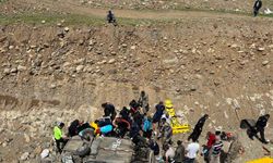 Bingöl’de otomobil dereye uçtu: 7 yaralı