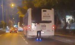 Can güvenliğini hiçe saydı, patenle otobüsün arakasına tutunarak yolculuk yaptı