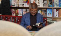 Çocukken başladığı okuma tutkusunu 60 yıldır sürdürüyor