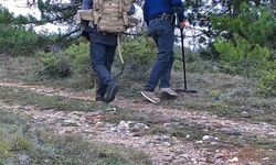 Dedektörle define arayan 2 kişi fotokapana yansıdı