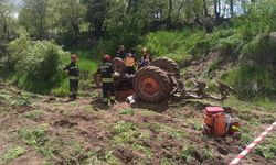 Devrilen traktörün altında hayatını kaybetti