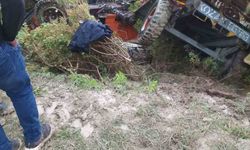 Devrilen traktörün sürücüsü hayatını kaybetti