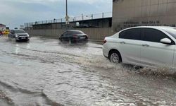 Edirne’de sağanakta yollar göle döndü