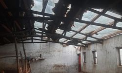 Elazığ’da etkili olan fırtına ahırın çatısını uçurdu