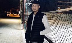Elektrik direğine çarpan otomobil hurdaya döndü; 2 ölü 1 yaralı