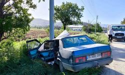 Elektrik direğine çarpan Tofaş hurdaya döndü: 2 yaralı