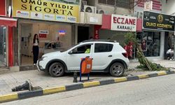 Fren yerine gaza basınca kaldırıma çıktı