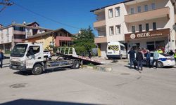 Frenleri tutmayan öğrenci servisi iş yerine daldı: Faciadan dönüldü