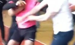 Futsal turnuvası boks ringine döndü: Hakem ve öğretmen arasında kavga anı kamerada