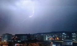 Gaziantep’te sağanak ve dolu etkili oldu, şimşekler geceyi aydınlattı