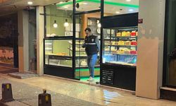 Gaziosmanpaşa’da husumetlisinden kaçarak kafeye saklanan genç, silahlı saldırıda yaralandı