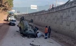Hafif ticari araç 5 metre yükseklikten uçarak ters döndü: 2 yaralı