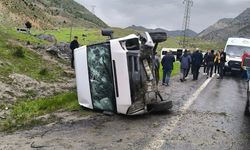 Hakkari’de öğrenci servisi devrildi