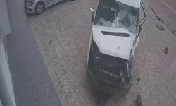 İki servis aracı çarpıştı, biri iş yerine daldı