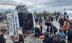Isparta’da yolcu midibüsü devrildi, yaralılar var