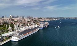 İstanbul Boğazı’nda iki dev kruvaziyer gemisi havadan görüntülendi