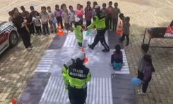 Jandarma ekiplerinden minik öğrencilere trafik eğitimi