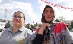 Kadın personele Anneler Günü sürprizi: Çocuklarını dev ekranda görünce gözyaşlarını tutamadılar