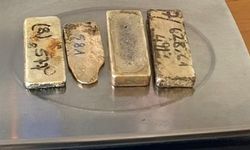 Kadın yolcu iç çamaşırına ve koltuk altlarına gizlediği 2 kilo altın ile yakalandı