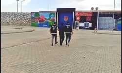 Kafasına taktığı perukla 6 ay kaçabildi