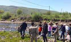 Karakoçan’da deredeki balık ölümleri için numuneler alındı