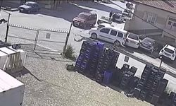 Karaman’da freni boşan hafif ticari aracın 2 otomobile çarpması kamerada