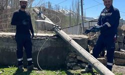 Karayazı’da hortum ve fırtına enerji hatlarını vurdu