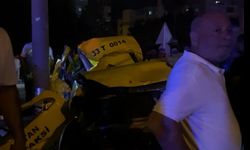 Kontrolden çıkan taksi elektrik direğine çarptı: 2 ölü