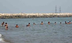 Mersin’de sıcaktan bunalan vatandaşlar denizde serinledi