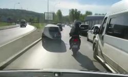 Motosiklet sürücüsü ambulansın yolunu böyle açtı