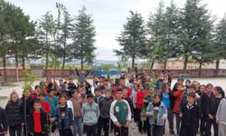 Öğretmen ve öğrenciler 100 fidanı toprakla buluşturdu