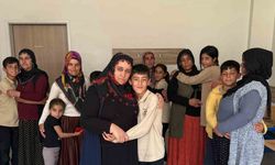 Okulda duygu dolu Anneler Günü etkinliği: Anneler, çocuklarını seslerinden tanıdı