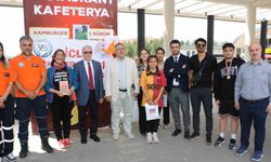 Oryantiring yarışmasına katılanlara tatlı ikram edildi