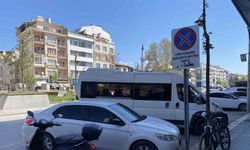 Otobüs duraklarını otoparka çevirdiler