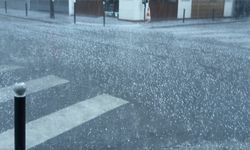 Paris’te 25 derece sıcaklıkta dolu yağdı