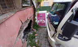 Park halindeki kamyon hareket ederek çarptığı metruk binanın duvarını yıktı