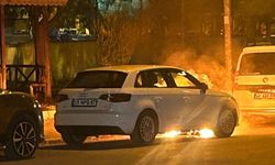 Park halindeki lüks otomobilde yangın