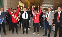 Peru’da altın madalya kazanan genç halterci Ramazan Efe Yılmaz, çiçeklerle karşılandı