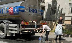Sarıyer’de çöken yol vatandaşı suyundan etti: Tankerden evlerine bidonlarla su taşıdılar