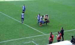 Sedye olmayınca sakatlanan futbolcu karga tulumba saha kenarına taşındı