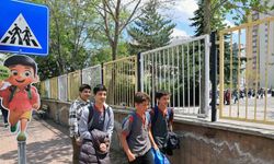 Talas’ta okul geçitlerine öğrenci güvenliği için sevimli uyarıcılar