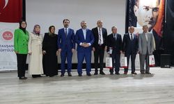 Tavşanlı’da ’Fıtratın Korunması ve Aile’ konferansında işaret diliyle anlatım yapıldı